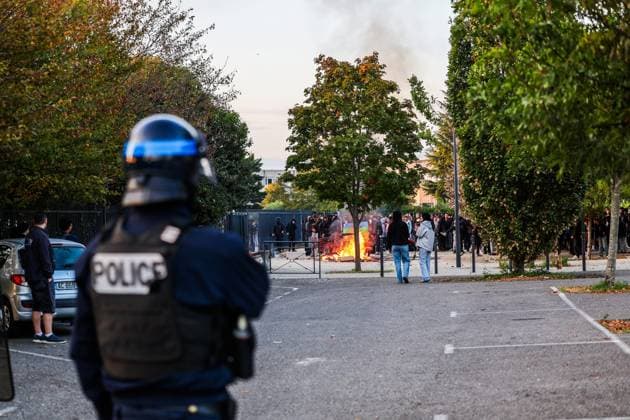 HIGH SCHOOL STUDENTS PROTEST IN VALENCE PHOTOPQR LE DAUPHINE Eliot BERNARD Valence October 5, 2026 Valence, October 5: High school students protest at Algoud Laffemas High School. Photo by Eliot Bernard. France. Fires have broken out at several schools in France as students protest by blocking access to educational institutions nationwide over school funding and learning conditions. Valence, Drôme, Rhône-Alpes, France Copyright: xPHOTOPQR LExDAUPHINE MAXPPPxEliotxBERNARDx 20261005JDL0215 20261005JDL0215