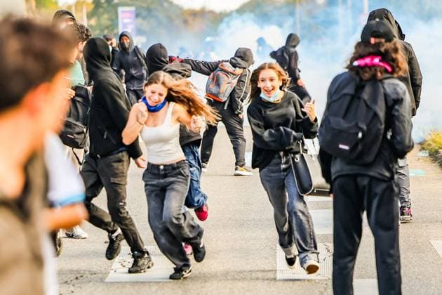 HIGH SCHOOL STUDENTS PROTEST IN VALENCE PHOTOPQR LE DAUPHINE Eliot BERNARD Valence October 5, 2026 Valence, October 5: High school students protest at Algoud Laffemas High School. Photo by Eliot Bernard. France. Fires have broken out at several schools in France as students protest by blocking access to educational institutions nationwide over school funding and learning conditions. Valence, Drôme, Rhône-Alpes, France Copyright: xPHOTOPQR LExDAUPHINE MAXPPPxEliotxBERNARDx 20261005JDL0221 20261005JDL0221