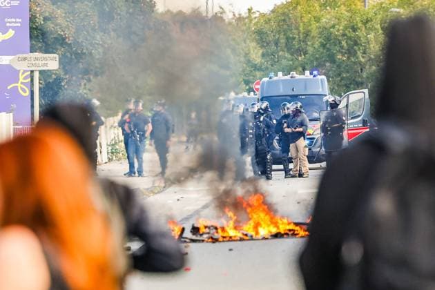 HIGH SCHOOL STUDENTS PROTEST IN VALENCE PHOTOPQR LE DAUPHINE Eliot BERNARD Valence October 5, 2026 Valence, October 5: High school students protest at Algoud Laffemas High School. Photo by Eliot Bernard. France. Fires have broken out at several schools in France as students protest by blocking access to educational institutions nationwide over school funding and learning conditions. Valence, Drôme, Rhône-Alpes, France Copyright: xPHOTOPQR LExDAUPHINE MAXPPPxEliotxBERNARDx 20261005JDL0229 20261005JDL0229