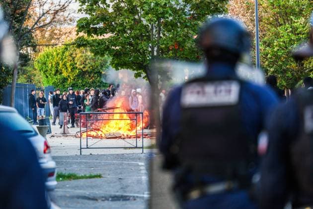 HIGH SCHOOL STUDENTS PROTEST IN VALENCE PHOTOPQR LE DAUPHINE Eliot BERNARD Valence October 5, 2026 Valence, October 5: High school students protest at Algoud Laffemas High School. Photo by Eliot Bernard. France. Fires have broken out at several schools in France as students protest by blocking access to educational institutions nationwide over school funding and learning conditions. Valence, Drôme, Rhône-Alpes, France Copyright: xPHOTOPQR LExDAUPHINE MAXPPPxEliotxBERNARDx 20261005JDL0230 20261005JDL0230