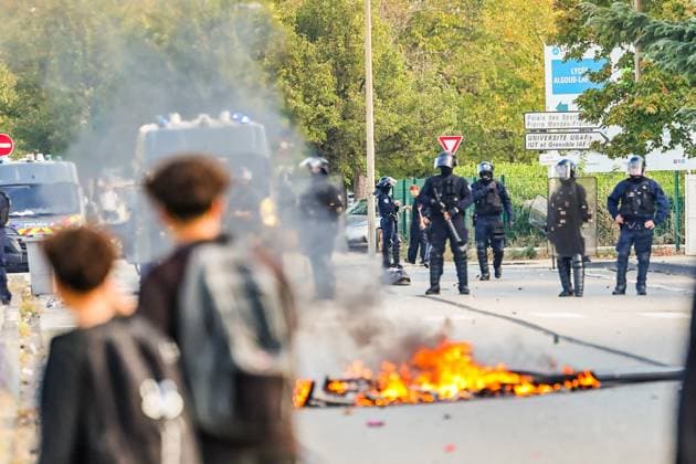 HIGH SCHOOL STUDENTS PROTEST IN VALENCE PHOTOPQR LE DAUPHINE Eliot BERNARD Valence October 5, 2026 Valence, October 5: High school students protest at Algoud Laffemas High School. Photo by Eliot Bernard. France. Fires have broken out at several schools in France as students protest by blocking access to educational institutions nationwide over school funding and learning conditions. Valence, Drôme, Rhône-Alpes, France Copyright: xPHOTOPQR LExDAUPHINE MAXPPPxEliotxBERNARDx 20261005JDL0249 20261005JDL0249