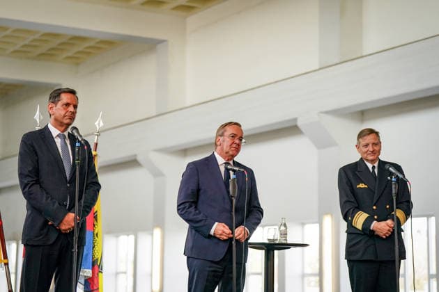 Germany: Olaf Lies, Minister President of Lower Saxony (left); Boris Pistorius, Federal Minister of Defense (center); and Vice Admiral Wilhelm Tobias Abry, Inspector General of the Navy (right), at the press conference announcing the decision on the new German Navy base in Emden. Group photo, pre Copyright: xJOERANxSTEINSIEKx