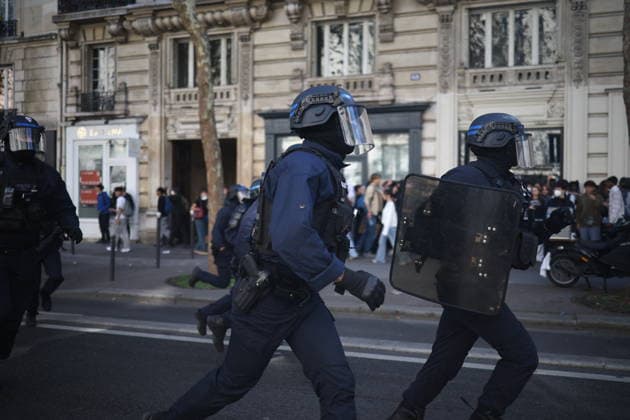 Clashes With Police During Student Protest - Paris Clashes between protesters and law enforcement during a student demonstration near Place de la Bastille in Paris, in the 11th arrondissement, France, on October 5, 2026. Students continue their protest to demand the hiring of substitute teachers, increased resources, and decent learning conditions. Photo by Raphael Lafargue ABACAPRESS.COM Paris Ile-de-France France  Copyright: xLafarguexRaphael ABACAx