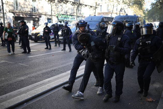 Clashes With Police During Student Protest - Paris Clashes between protesters and law enforcement during a student demonstration near Place de la Bastille in Paris, in the 11th arrondissement, France, on October 5, 2026. Students continue their protest to demand the hiring of substitute teachers, increased resources, and decent learning conditions. Photo by Raphael Lafargue ABACAPRESS.COM Paris Ile-de-France France  Copyright: xLafarguexRaphael ABACAx