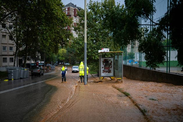 Heavy rains in Catalonia cause widespread disruption. A flooded street in the Nou Barris neighborhood on October 5, 2026, in Barcelona, Catalonia, Spain. Rain and storms will once again dominate the day on Monday, though with less intensity than over the weekend, with yellow and orange alerts in effect at times in some areas of the country, and even a red alert remaining in effect until 10 a.m. in Barcelona, with a cumulative rainfall of 90 L m². OCTOBER 5, 2026 Lorena Sopê Barcelona, Catalonia, Spain Copyright: xLorenaxSopênax 7822397