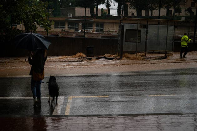 Heavy rains in Catalonia cause widespread disruption. A flooded street in the Nou Barris neighborhood on October 5, 2026, in Barcelona, Catalonia, Spain. Rain and storms will once again dominate the day on Monday, though with less intensity than over the weekend, with yellow and orange alerts in effect at times in some areas of the country, and even a red alert remaining in effect until 10 a.m. in Barcelona, with a cumulative rainfall of 90 L m². OCTOBER 5, 2026 Lorena Sopê Barcelona, Catalonia, Spain Copyright: xLorenaxSopênax 7822398