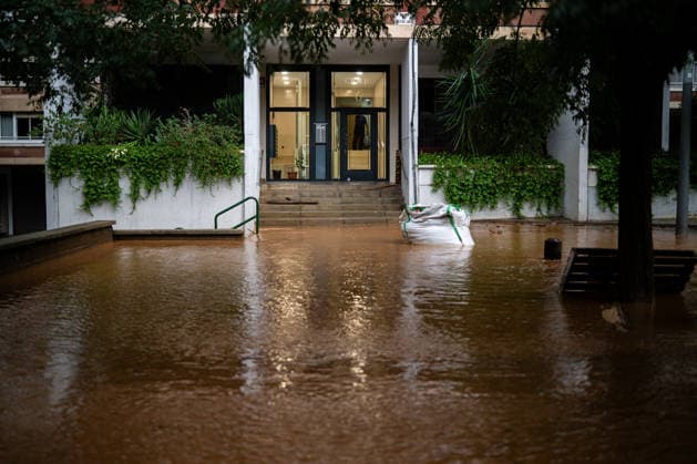 Heavy rains in Catalonia cause widespread disruption. A flooded street in the Nou Barris neighborhood on October 5, 2026, in Barcelona, Catalonia, Spain. Rain and storms will once again shape the day on Monday, though with less intensity than over the weekend, with yellow and orange alerts in effect at times in some areas of the country, and even a red alert remaining in effect until 10 a.m. in Barcelona, with a cumulative rainfall of 90 l m². OCTOBER 5, 2026 Lorena Sopê Barcelona, Catalonia, Spain Copyright: xLorenaxSopênax 7822390