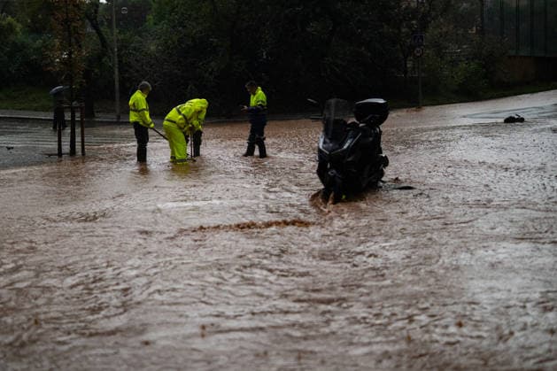 Heavy rains in Catalonia cause widespread disruption. Several workers clean up a flooded street in the Nou Barris neighborhood on October 5, 2026, in Barcelona, Catalonia, Spain. Rain and storms will once again dominate the day on Monday, though with less intensity than over the weekend, with yellow and orange alerts in effect at times in some areas of the country, and even a red alert remaining in effect until 10 a.m. in Barcelona, with cumulative rainfall of 90 l m². OCTOBER 5, 2026 Lorena Sopê Barcelona, Catalonia, Spain Copyright: xLorenaxSopênax 7822401