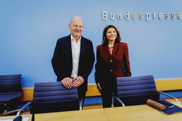 L R Olaf Scholz, former Federal Chancellor and Co-Chair of the ENSK, and Laura Chinchilla Miranda, former President of Costa Rica and Co-Chair of the ENSK, photographed during the press conference to present the North-South Commission on Development Policy in Berlin, October 5, 2026, Berlin, Germany Copyright: xFlorianxGaertnerx