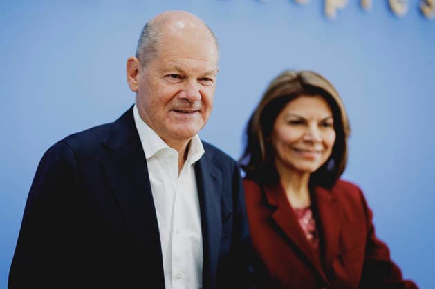 L R Olaf Scholz, former Federal Chancellor and Co-Chair of the ENSK, and Laura Chinchilla Miranda, former President of Costa Rica and Co-Chair of the ENSK, photographed during the press conference to introduce the North-South Commission on Development Policy in Berlin, October 5, 2026, Berlin, Germany Copyright: xFlorianxGaertnerx
