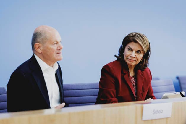 L R Olaf Scholz, former Federal Chancellor and Co-Chair of the ENSK, and Laura Chinchilla Miranda, former President of Costa Rica and Co-Chair of the ENSK, photographed during the press conference to introduce the North-South Commission on Development Policy in Berlin, October 5, 2026, Berlin, Germany Copyright: xFlorianxGaertnerx