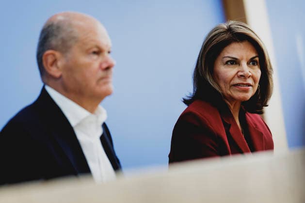 L R Olaf Scholz, former Federal Chancellor and Co-Chair of the ENSK, and Laura Chinchilla Miranda, former President of Costa Rica and Co-Chair of the ENSK, photographed during the press conference to introduce the North-South Commission on Development Policy in Berlin, October 5, 2026, Berlin, Germany Copyright: xFlorianxGaertnerx