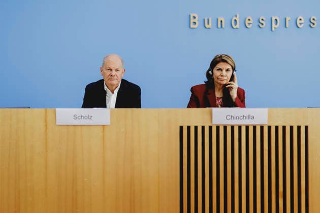 L R Olaf Scholz, former Federal Chancellor and Co-Chair of the ENSK, and Laura Chinchilla Miranda, former President of Costa Rica and Co-Chair of the ENSK, photographed during the press conference to introduce the North-South Commission on Development Policy in Berlin, October 5, 2026, Berlin, Germany Copyright: xFlorianxGaertnerx