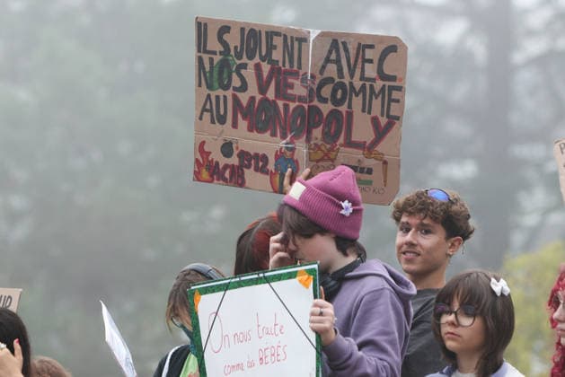 October 5, 2026, Bayonne, Nouvelle Aquitaine, France: High school students hold placards, one reading They play with our lives like Monopoly and another We are treated like babies , during a protest against the government outside the Reno Cassin high school in Bayonne, southwestern France, on October 5, 2026. Students have been blocking schools across France since September 21 to demand more teachers, smaller classes and better school buildings. Bayonne France - ZUMAb298 20261005_zsp_b298_022 Copyright: xJulesxBuonx