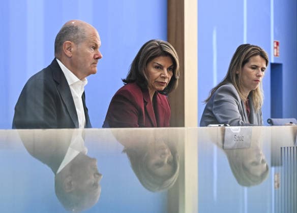 South-North Commission co-chairs hold press conference in Berlin BERLIN, GERMANY - OCTOBER 05: Former German Chancellor and co-chair of the North-South Development Policy Commission Olaf Scholz (L) and former Costa Rican President and ENSK co-chair Laura Chinchilla Miranda (C) hold a press conference at the Federal Press House in Berlin, Germany, on October 05, 2026. Halil Sagirkaya Anadolu Berlin Germany. Editorial use only. Please get in touch for any other usage. Copyright: x2026xAnadoluxHalilxSagirkayax