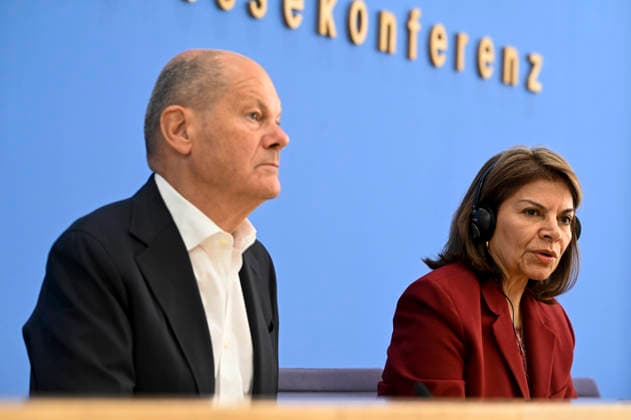 ABB BPK Olaf Scholz, former Federal Chancellor and Co-Chair of the ENSK, with Laura Chinchilla Miranda, President-elect of Costa Rica and Co-Chair of the ENSK Topic: Presentation of the North-South Commission on Development Policy (ENSK) Press Conference on the Composition and Priority Issues of the North-South Commi