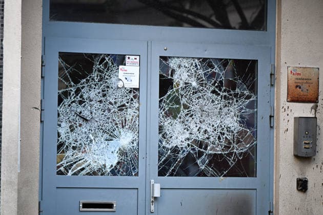 The door of Lycée Vauquelin in Paris was set on fire during high school protests. France, on October 5, 2026. Protests and student-led entrance blockades have intensified across the Île-de-France region and other urban centers in recent days, as high school students demonstrate against poor learning conditions. 460211 2026 10 05 Paris France (no people in frame)  Copyright: xL.Urmanx xStarfacex STAR_460211_006