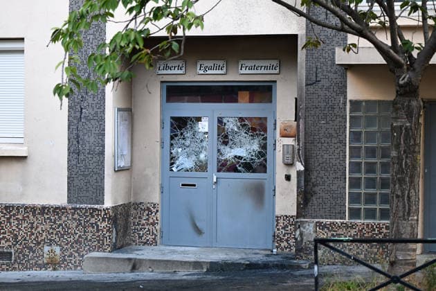 The door of Lycée Vauquelin in Paris was set on fire during high school protests. France, on October 5, 2026. Protests and student-led entrance blockades have intensified across the Île-de-France region and other urban centers in recent days, as high school students demonstrate against poor learning conditions. 460211 2026 10 05 Paris France (no people in frame)  Copyright: xL.Urmanx xStarfacex STAR_460211_007