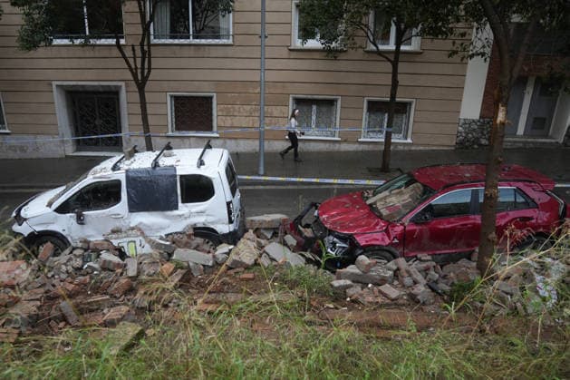Heavy rains in Catalonia cause widespread disruption A wall collapses onto several vehicles due to the rain on Ciutat de Balaguer Street on October 5, 2026, in Barcelona, Catalonia, Spain. Rain and storms will once again dominate the day on Monday, though with less intensity than over the weekend, with yellow and orange alerts in effect at times in some areas of the country, and even a red alert remaining in effect until 10 a.m. in Barcelona, with cumulative rainfall of 90 L m². October 5, 2026, Barcelona, Catalonia, Barcelona, Catalonia, Spain Copyright: xDavidxZorrakinox 7822684
