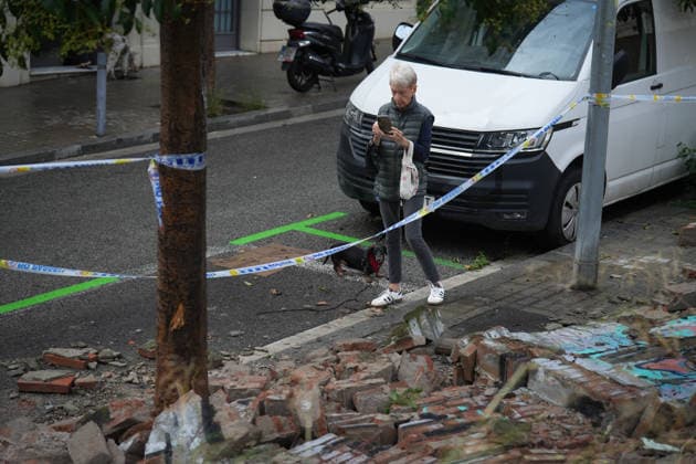 Heavy rains in Catalonia cause widespread disruption A wall collapses onto several vehicles due to the rain on Ciutat de Balaguer Street on October 5, 2026, in Barcelona, Catalonia, Spain. Rain and storms will once again dominate the day on Monday, though with less intensity than over the weekend, with yellow and orange alerts in effect at times in some areas of the country, and even a red alert remaining in effect until 10 a.m. in Barcelona, with cumulative rainfall of 90 L m². October 5, 2026, Barcelona, Catalonia, Barcelona, Catalonia, Spain Copyright: xDavidxZorrakinox 7822687