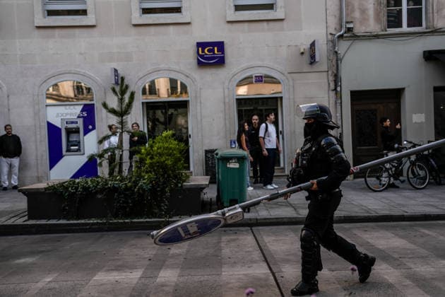 Student protests continue across France as up to 500 high schools close NANCY, FRANCE - OCTOBER 05: Demonstrators clash with police officers during a student protest in Nancy as demonstrations and blockades continue around several high schools, on October 05, 2026 in Nancy, France. Students are taking part in a nationwide high-school mobilization over school conditions and demands for greater education resources, while security units remain deployed around several locations in the city. Muhammed Said Tako Anadolu Nancy France. Editorial use only. Please get in touch for any other usage. Copyright: x2026xAnadoluxMuhammedxSaidxTakox