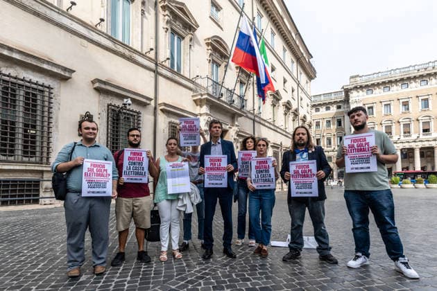 October 5, 2026, Rome, Italia, Italy: Europa Secretary Riccardo Magi participates in the flash mob against the electoral law in front of Palazzo Chigi, Rome 05 10 2026 Rome Italy - ZUMAa289 20261005_zia_a289_113 Copyright: xFrancescoxFotiax xAgfx
