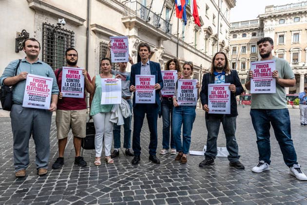 October 5, 2026, Rome, Italia, Italy: Europa Secretary Riccardo Magi participates in the flash mob against the electoral law in front of Palazzo Chigi, Rome 05 10 2026 Rome Italy - ZUMAa289 20261005_zia_a289_114 Copyright: xFrancescoxFotiax xAgfx