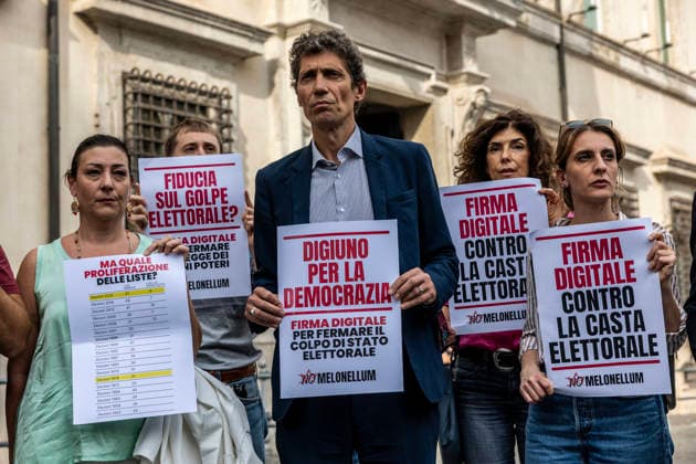 October 5, 2026, Rome, Italia, Italy: Europa Secretary Riccardo Magi participates in the flash mob against the electoral law in front of Palazzo Chigi, Rome 05 10 2026 Rome Italy - ZUMAa289 20261005_zia_a289_115 Copyright: xFrancescoxFotiax xAgfx