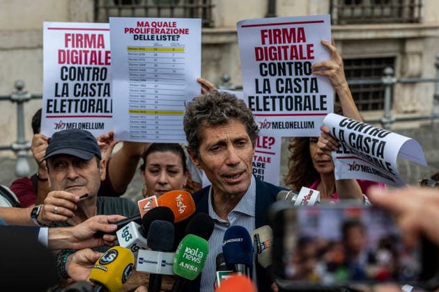 October 5, 2026, Rome, Italia, Italy: Europa Secretary Riccardo Magi participates in the flash mob against the electoral law in front of Palazzo Chigi, Rome 05 10 2026 Rome Italy - ZUMAa289 20261005_zia_a289_120 Copyright: xFrancescoxFotiax xAgfx