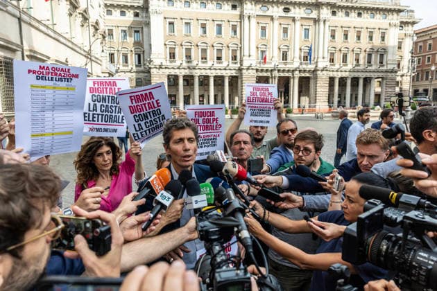 October 5, 2026, Rome, Italia, Italy: Europa Secretary Riccardo Magi participates in the flash mob against the electoral law in front of Palazzo Chigi, Rome 05 10 2026 Rome Italy - ZUMAa289 20261005_zia_a289_116 Copyright: xFrancescoxFotiax xAgfx
