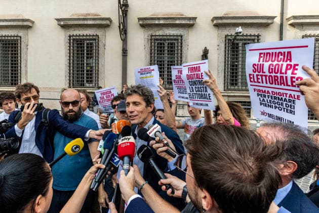 October 5, 2026, Rome, Italia, Italy: Europa Secretary Riccardo Magi participates in the flash mob against the electoral law in front of Palazzo Chigi, Rome 05 10 2026 Rome Italy - ZUMAa289 20261005_zia_a289_122 Copyright: xFrancescoxFotiax xAgfx