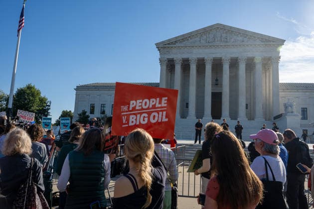 October 5, 2026, Washington, Dc, USA: Scenes from the Supreme Court as the new term begins with a case on climate change being the first heard on October 5, 2026. Washington USA - ZUMAl312 20261005_znp_l312_001 Copyright: xAndrewxLeydenx