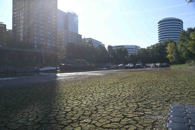 Low water levels in the Port of Düsseldorf have exposed a large sandbar; rocks and sand line the shore; Harbor Basin A; motorboats and yachts lie on the seabed; Düsseldorf, October 5, 2026,