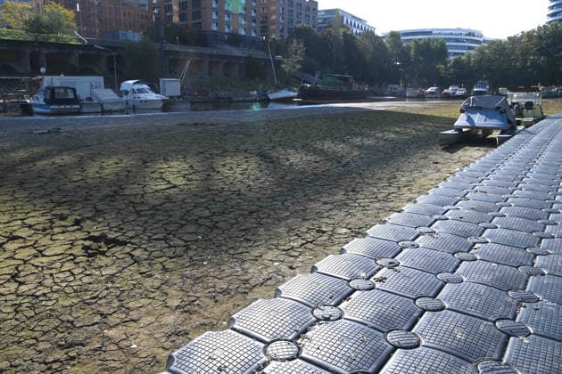 Low water levels in the Port of Düsseldorf have exposed a large sandbar; rocks and sand line the shore; Harbor Basin A; motorboats and yachts lie on the bottom; Düsseldorf, October 5, 2026,