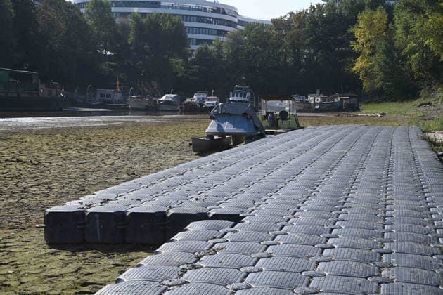 Low water levels in the Port of Düsseldorf have exposed a large sandbar; rocks and sand line the shore; Harbor Basin A; motorboats and yachts lie on the bottom; Düsseldorf, October 5, 2026,