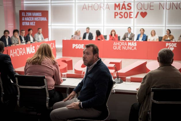 Sánchez Chairs the Meeting of the PSOE’s Federal Executive Committee The Minister of Transportation and Sustainable Mobility, Óscar Puente, during the meeting of the PSOE’s Federal Executive Committee (CEF) at the PSOE headquarters in Ferraz on October 5, 2026, in Madrid, Spain. Sánchez announced today that he is dissolving Parliament and calling for general elections on November 29. OCTOBER 5, 2026 Diego Radamé Madrid, Madrid, Spain  Copyright: xDiegoxRadamÃ sx 7822974