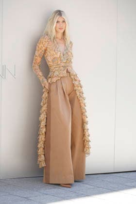 Devon Windsor at the Zimmermann Women’s Ready-to-Wear Spring Summer 2027 Collection fashion show during Paris Fashion Week on October 5, 2026. Christophe Aubert, Bestimage. Celebrities at the Zimmermann Women’s Ready-to-Wear Spring Summer 2027 Collection fashion show during Paris Fashion Week, October 5, 2026, Paris, France Copyright: xChristophexAubertx xBestimagexChristophexAubertx xBestimagex