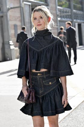 PFW Zimmermann Outside Arrivals Maisie Peters arriving at Zimmermann show during Paris Fashion Week, in Paris, France on 5 October 2026. Photo by Julien Reynaud APS-Medias ABACAPRESS.COM Paris France Copyright: xReynaudxJulien APS-Medias ABACAx