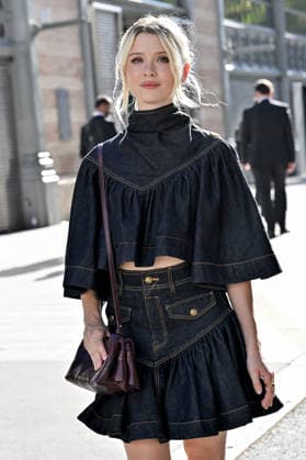 PFW Zimmermann Outside Arrivals Maisie Peters arriving at Zimmermann show during Paris Fashion Week, in Paris, France on 5 October 2026. Photo by Julien Reynaud APS-Medias ABACAPRESS.COM Paris France Copyright: xReynaudxJulien APS-Medias ABACAx