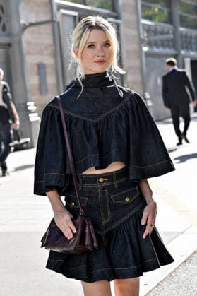 PFW Zimmermann Outside Arrivals Maisie Peters arriving at Zimmermann show during Paris Fashion Week, in Paris, France on 5 October 2026. Photo by Julien Reynaud APS-Medias ABACAPRESS.COM Paris France Copyright: xReynaudxJulien APS-Medias ABACAx