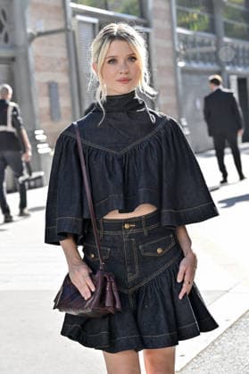PFW Zimmermann Outside Arrivals Maisie Peters arriving at Zimmermann show during Paris Fashion Week, in Paris, France on 5 October 2026. Photo by Julien Reynaud APS-Medias ABACAPRESS.COM Paris France Copyright: xReynaudxJulien APS-Medias ABACAx