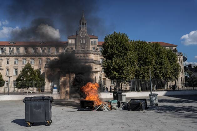 Student protests continue across France as up to 500 high schools close NANCY, FRANCE - OCTOBER 5: A view of fire during protest against current education conditions disrupt classes across the country in Nancy, France on October 5, 2026. Demonstrators pushed for expanded resources, improved school maintenance, smaller class sizes, and strategies to tackle staffing shortages. The countrywide action disrupted learning at roughly 400 to 500 high schools, which experienced full or partial class suspensions. Muhammed Said Tako Anadolu Nancy France. Editorial use only. Please get in touch for any other usage. Copyright: x2026xAnadoluxMuhammedxSaidxTakox