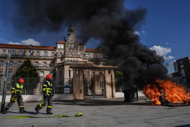 Student protests continue across France as up to 500 high schools close NANCY, FRANCE - OCTOBER 5: Firefighters carry out firefighting operations during a protest against current education conditions disrupt classes across the country in Nancy, France on October 5, 2026. Demonstrators pushed for expanded resources, improved school maintenance, smaller class sizes, and strategies to tackle staffing shortages. The countrywide action disrupted learning at roughly 400 to 500 high schools, which experienced full or partial class suspensions. Muhammed Said Tako Anadolu Nancy France. Editorial use only. Please get in touch for any other usage. Copyright: x2026xAnadoluxMuhammedxSaidxTakox