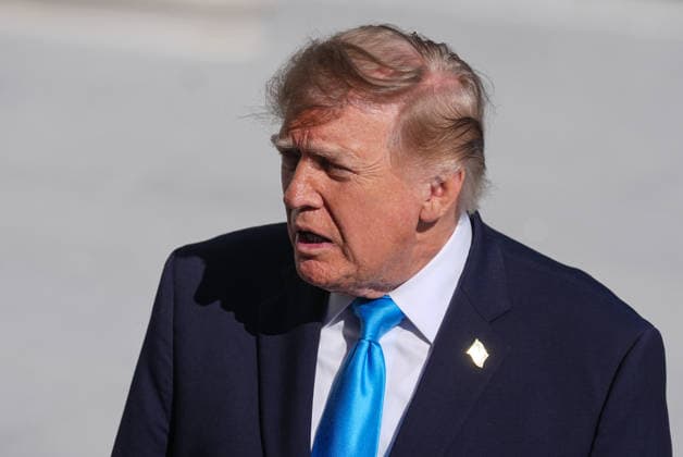 President Trump departs White House for Nebraska midterm campaign rally WASHINGTON, D.C., UNITED STATES - OCTOBER 05: U.S. President Donald Trump speaks to press members before boarding Marine One on the South Lawn of the White House in Washington, D.C., on October 5, 2026. Trump is traveling to Nebraska to attend a midterm campaign rally. Mehmet Eser Anadolu Washington United States. Editorial use only. Please get in touch for any other usage. Copyright: x2026xAnadoluxMehmetxEserx