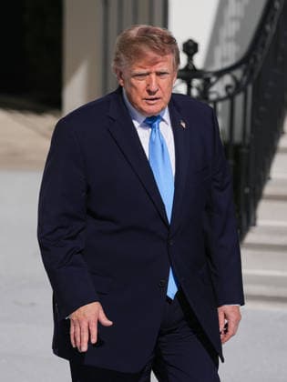 President Trump departs White House for Nebraska midterm campaign rally WASHINGTON, D.C., UNITED STATES - OCTOBER 05: U.S. President Donald Trump speaks to press members before boarding Marine One on the South Lawn of the White House in Washington, D.C., on October 5, 2026. Trump is traveling to Nebraska to attend a midterm campaign rally. Mehmet Eser Anadolu Washington United States. Editorial use only. Please get in touch for any other usage. Copyright: x2026xAnadoluxMehmetxEserx