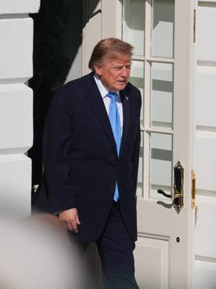 President Trump departs White House for Nebraska midterm campaign rally WASHINGTON, D.C., UNITED STATES - OCTOBER 05: U.S. President Donald Trump speaks to press members before boarding Marine One on the South Lawn of the White House in Washington, D.C., on October 5, 2026. Trump is traveling to Nebraska to attend a midterm campaign rally. Mehmet Eser Anadolu Washington United States. Editorial use only. Please get in touch for any other usage. Copyright: x2026xAnadoluxMehmetxEserx