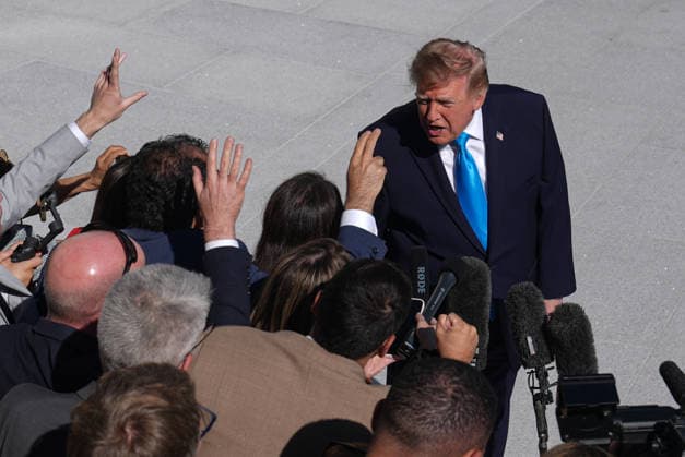 President Trump departs White House for Nebraska midterm campaign rally WASHINGTON, D.C., UNITED STATES - OCTOBER 05: U.S. President Donald Trump speaks to press members before boarding Marine One on the South Lawn of the White House in Washington, D.C., on October 5, 2026. Trump is traveling to Nebraska to attend a midterm campaign rally. Mehmet Eser Anadolu Washington, D.C. United States. Editorial use only. Please get in touch for any other usage. Copyright: x2026xAnadoluxMehmetxEserx