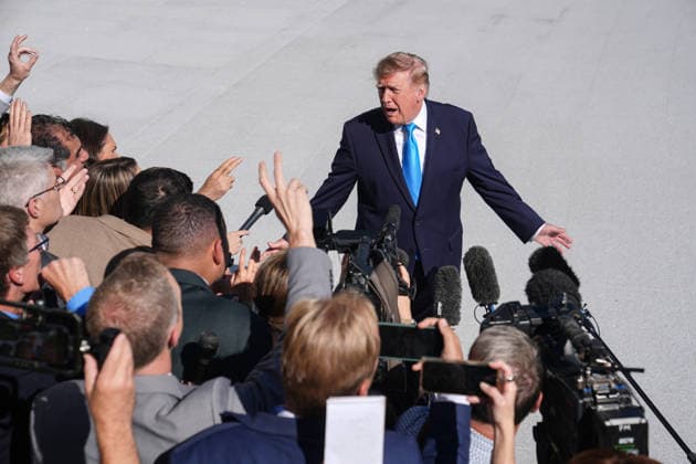President Trump departs White House for Nebraska midterm campaign rally WASHINGTON, D.C., UNITED STATES - OCTOBER 05: U.S. President Donald Trump speaks to press members before boarding Marine One on the South Lawn of the White House in Washington, D.C., on October 5, 2026. Trump is traveling to Nebraska to attend a midterm campaign rally. Mehmet Eser Anadolu Washington, D.C. United States. Editorial use only. Please get in touch for any other usage. Copyright: x2026xAnadoluxMehmetxEserx