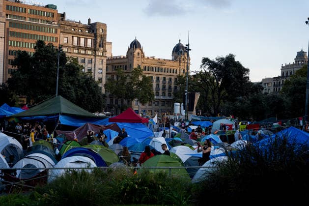 Protests against the housing crisis in Barcelona, Spain - 05 Oct 2026 A makeshift camping site in Placa Catalunya square is seen during the demonstration. Demonstrations were called in cities all over Spain following the eviction of Mari Carmen, an 87 years woman evicted from her apartment after it was bought by a real estate agency, and the Spanish parliamentís rejection of a decree aimed at strengthening protections for tenants. Barcelona Spain Copyright: xDavidexBonaldox xSOPAxImagesx DBONALDO-2047