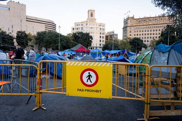 Protests against the housing crisis in Barcelona, Spain - 05 Oct 2026 A makeshift camping site in Placa Catalunya square is seen during the demonstration. Demonstrations were called in cities all over Spain following the eviction of Mari Carmen, an 87 years woman evicted from her apartment after it was bought by a real estate agency, and the Spanish parliamentís rejection of a decree aimed at strengthening protections for tenants. Barcelona Spain Copyright: xDavidexBonaldox xSOPAxImagesx DBONALDO-2048
